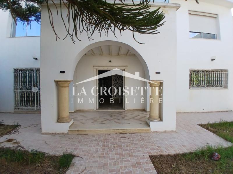 Villa S+5 avec piscine et quatre appartements S+3 à Bhar Lazrek